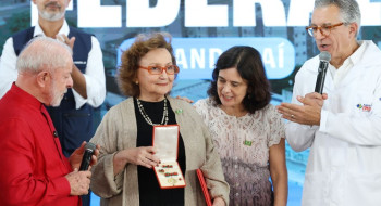 Pesquisadora Margareth Dalcolmo recebe medalha Oswaldo Cruz