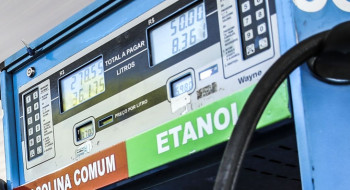 Petrobras reduz preço da gasolina em 4,9% a partir de terça-feira