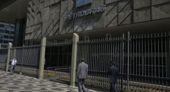 Petroleiros aprovam greve nacional a partir de segunda-feira