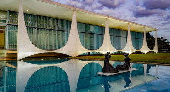 PF acha documentos no Alvorada e pede para interrogar Bolsonaro