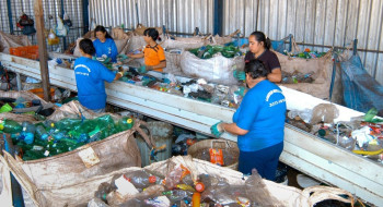 Plásticos não recicláveis geram perdas e sobrecarga a catadores no Rio