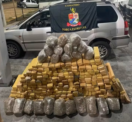 Polícia apreende 236 kg de maconha em carro abandonado em estrada de terra em Presidente Venceslau
