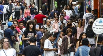 População no Brasil cresce em ritmo menor e está envelhecendo