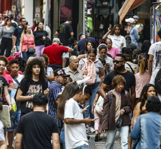 População no Brasil cresce em ritmo menor e está envelhecendo