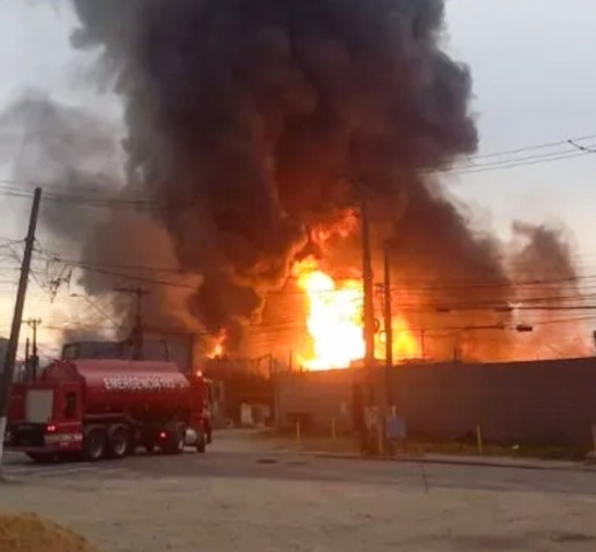 Prefeitura interdita entorno de fábrica atingida por incêndio em SP