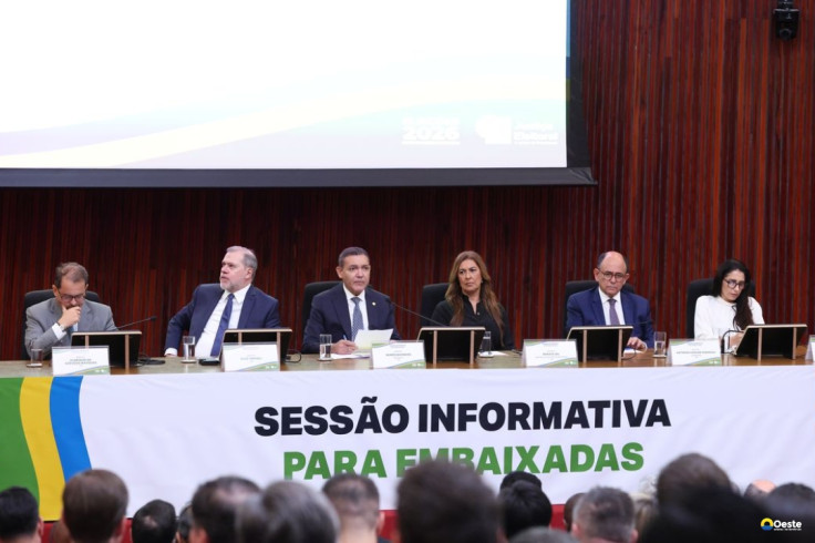 Presidente do TSE defende urna eletrônica em reunião com embaixadores