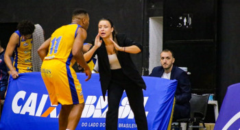 Primeira técnica mulher no NBB, Jelena Todorovic começa com pé direito