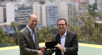 Príncipe William visita Pão de Açúcar e recebe chave da cidade do Rio