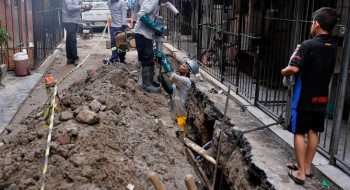Professora alerta para endividamento com taxa de água e esgoto na Maré