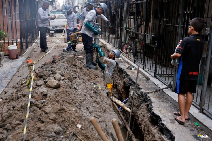 Professora alerta para endividamento com taxa de água e esgoto na Maré