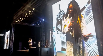 “Racismo foi reduzido a chamar alguém de macaco”, critica escritora