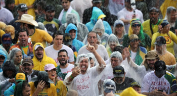 Raio atinge manifestantes na Praça do Cruzeiro, em Brasília