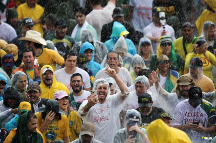 Raio atinge manifestantes na Praça do Cruzeiro, em Brasília