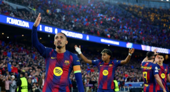 Raphinha marca dois em goleada do Barcelona na Liga dos Campeões