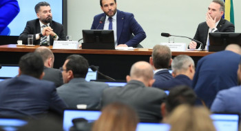 Relator vota para arquivar processo de cassação de Eduardo Bolsonaro