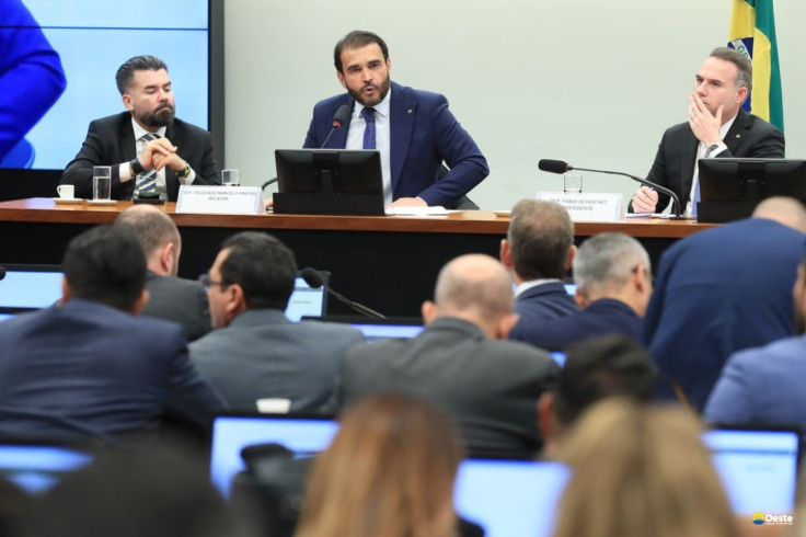 Relator vota para arquivar processo de cassação de Eduardo Bolsonaro