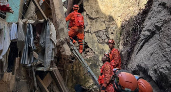 Resgatadas 17 pessoas de casarão que desabou no Rio