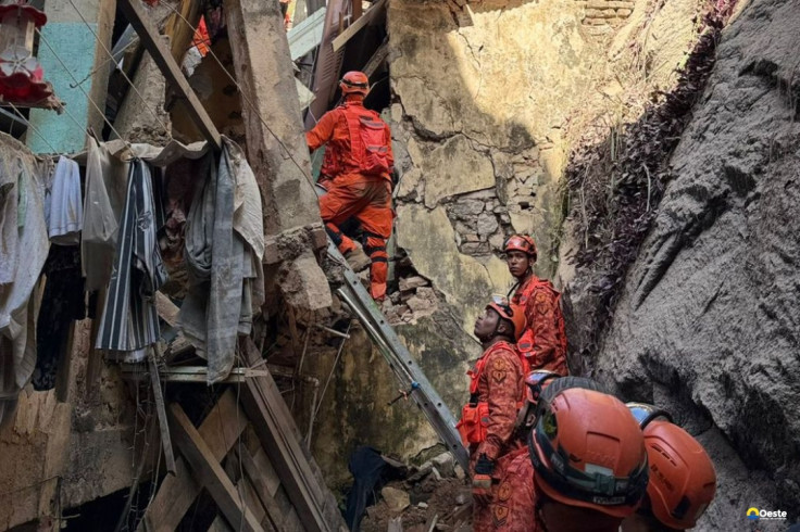 Resgatadas 17 pessoas de casarão que desabou no Rio