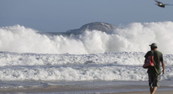 RJ: praias seguem com ressaca e banhistas devem evitar entrar no mar