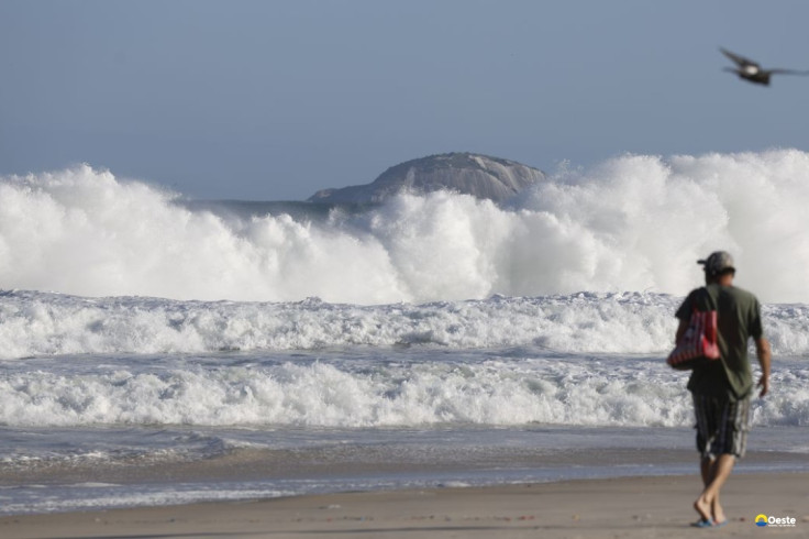 RJ: praias seguem com ressaca e banhistas devem evitar entrar no mar