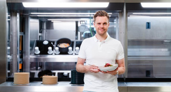 Robô cozinheiro com IA vence prêmio internacional de robótica