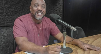 Samba-enredo é um grande enunciado político, diz sociólogo