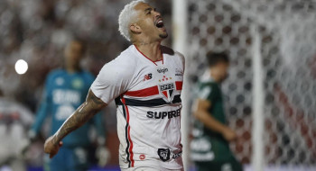 São Paulo vence Chapecoense e assume liderança isolada do Brasileiro