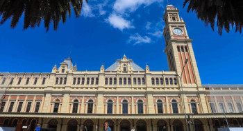 Segunda de céu claro, sol e sensação de calor na capital paulista