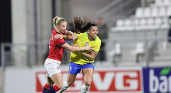 Seleção feminina perde para Noruega em penúltimo compromisso do ano
