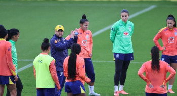 Seleção feminina realiza primeiro treino para amistosos na Europa