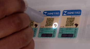 Selos antigos do Inmetro para capacete, extintor e GNV vencem em março