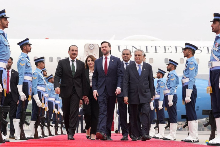 Sem acordo de paz entre EUA e Irã, Trump promete fechar Ormuz
