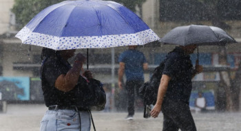 Semana começa com alerta laranja de chuvas intensas em 17 estados