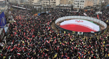 Sob bombas, multidões vão às ruas no Irã em apoio aos palestinos