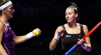 Stefani e Babos vencem russas e se aproximam da semi do WTA Finals