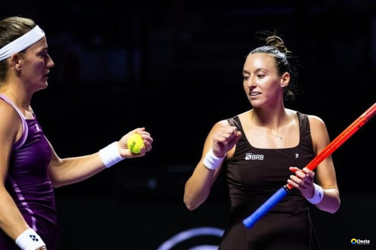 Stefani e Babos vencem russas e se aproximam da semi do WTA Finals