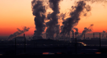 Super-ricos geram mais poluição e lucram com desastres climáticos