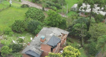 Tornado destelha escola e residências no Rio Grande do Sul