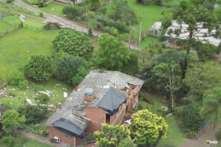 Tornado destelha escola e residências no Rio Grande do Sul