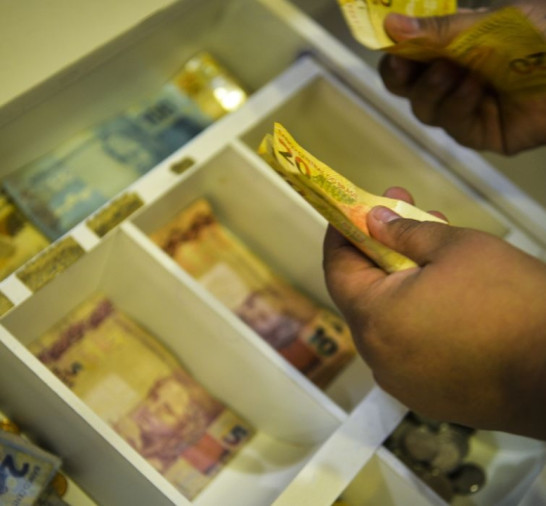 Trabalhadores nascidos em novembro e dezembro recebem abono salarial