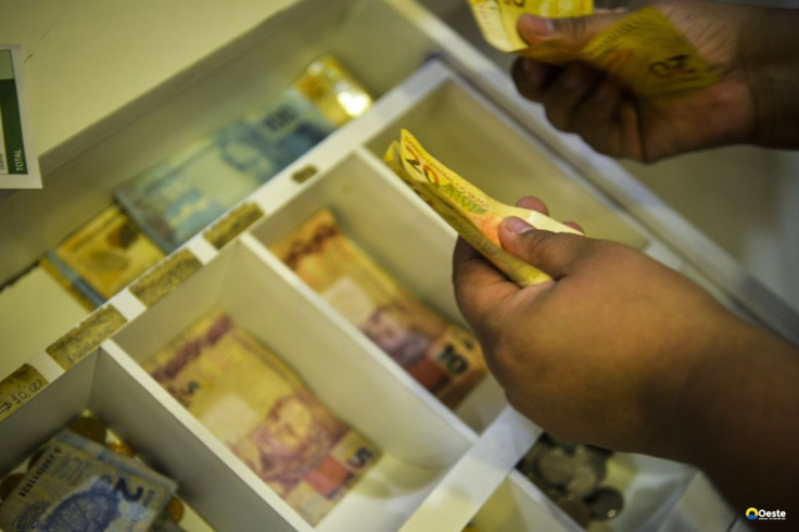 Trabalhadores nascidos em novembro e dezembro recebem abono salarial