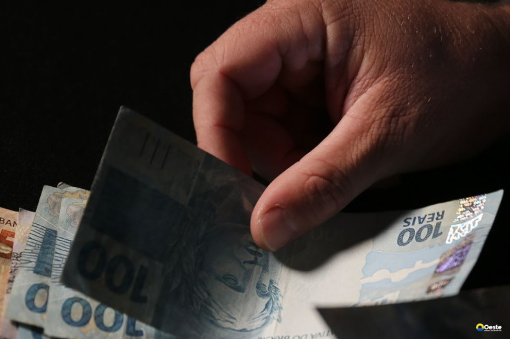 Trabalhadores nascidos em setembro e outubro recebem abono salarial