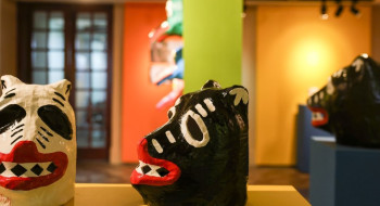 Tradição dos Juliōes na produção de máscaras de Olinda chega ao Rio