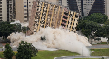 Tradicional hotel de luxo é implodido no centro de Brasília