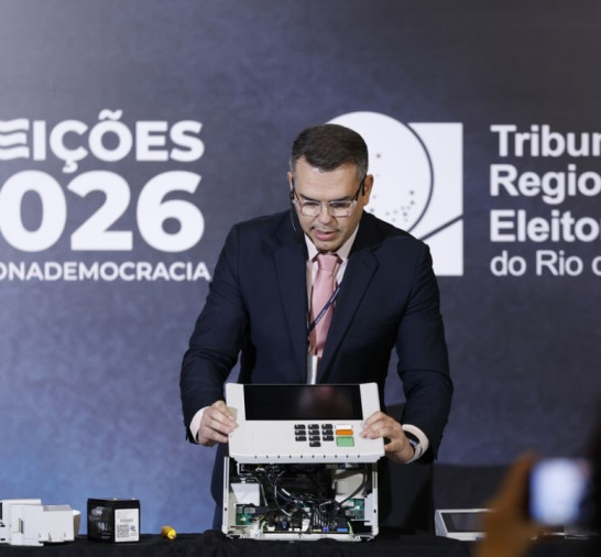 TRE-RJ abre urna para o público e defende segurança do voto eletrônico