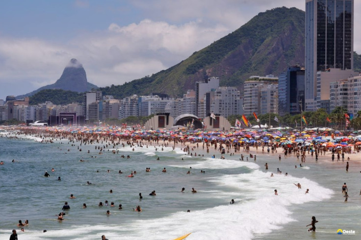 Ultraleve cai no mar de Copacabana, no Rio de Janeiro