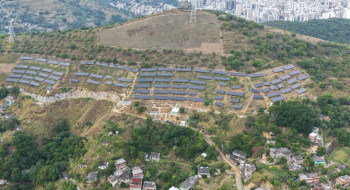 Usina solar em comunidade de Niterói gera energia para 19 creches