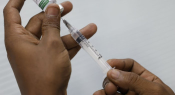 Vacinação despenca na Maré em dias de operação policial, aponta Unicef