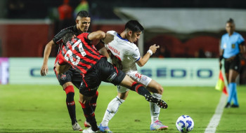 Vitória derrota Bahia e ganha fôlego na luta contra o rebaixamento